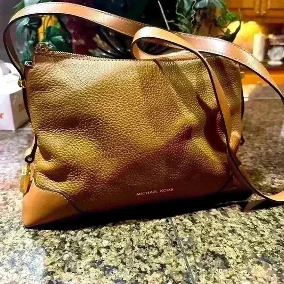 Beautiful‎ Michael Kors Authentic Bag - Picture 1 of 9